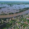 Das Hochwasser der Elbe strömt am 05.06.2013 am Ort Elster (Sachsen-Anhalt) vorbei. Hier fließt der Fluss Schwarze-Elster in die Elbe.