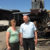 Das Unternehmerpaar Anja und Stefan Ehrenreich steht vor den Trümmern, die bis Mittwochabend die Produktionshalle ihres Säge- und Hobelwerkes in Welden waren.
