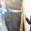 Museumsleiterin Sonia Fischer neben einem Bild von Walter Georgi, dem „Mädchen in Blau“, das im Neuen Stadtmuseum zu sehen ist. 