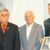 SVO-Vize Stefan Mildner (rechts) und Ehrenvorsitzender Heinz Mildner (Mitte) präsentieren die Auszeichnung, die Siegfried Gerlinger vom Bayerischen Fußballverband dem Verein überreichte. 