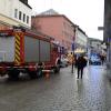 Einsatzkräfte von Feuerwehr und Rettungsdienst am Einsatzort in der Innenstadt von Passau.