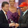 Der Sportmoderator Carsten Sostmeier (l) hat sich für seine verbale Entgleisung entschuldigt. Unser Bild zeigt ihn bei der Vergabe des Deutschen Fernsehpreises mit den  Laudatoren Niki Lauda und Andrea Kiewel.