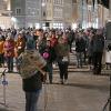 Erst kamen die Gegner der Corona-Maßnahmen, dann die Teilnehmerinnen und Teilnehmer der Gegendemo auf dem Marienplatz zusammen. 