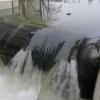 Viel investiert hat die Stadt Aichach in den Hochwasserschutz investiert. Eine wichtige Komponente ist das Schlauchwehr an der Aktienkunstmühle, das gestern in Betrieb gegangen ist. Am Vormittag (Bild links) war das Schlaachwehr noch zu sehen, am Nachmittag war es dann überflutet. 