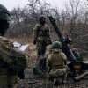 Ukrainische Soldaten bereiten sich auf das Feuer auf russische Stellungen vor.