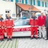 Vor dem Fahrzeug Geschäftsleiter Werner Schauer, Claus Himml, Renate Himml und Jürgen Waldhör von den HVO, BRK-Rettungsdienstleiter Manfred Zaumseil, Geschäftsleiter Josef Menhart sowie Fuchstals Bürgermeister Erwin Karg.  