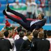 Irans Spieler jubeln nach dem Sieg und werfen ihren Trainer Carlos Queiroz hoch. 