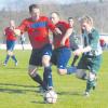 Schaffte mit seinem Team den Kreisliga-Klassenerhalt: Türkiyemspor-Spielertrainer Gökhan Öztürk, hier im Zweikampf gegen den Zusmarshauser Andreas Belak. 