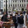 In der Augsburger Innenstadt sind wieder mehr Passanten unterwegs. Die wirtschaftliche Lage für viele Händler und Gastronomen bleibt dennoch angespannt.   