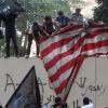 Ägyptische Islamisten reißen die Fahne der US-Botschaft in Kairo herunter. Foto: Khaled Elfiqi dpa