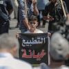 Ein palästinensischer Junge hält ein Schild mit der Aufschrift „Normalisierung ist Verrat“ während eines Protests gegen die Annäherung zwischen Israel und Emiraten. 
