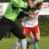 Ottmarshausens Torhüter Harry Schmarda war der Garant für den Punktgewinn im Derby bei der SpVgg Westheim. Hier packt er vor Marco Spengler zu. 
