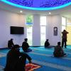 Im Gebetsraum der Ahmadiyya-Moschee in der Donauwörther Straße versammeln sich Gläubige zum Gebet. 	