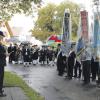 Am Sonntag hat der Veteranen- und Kameradschaftsverein Pestenacker-Winkl seinen 125. Gründungstag gefeiert. Das Bild zeigt die Festgesellschaft vor dem Kriegerdenkmal in Pestenacker.  
