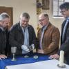 Begutachtet die kostbaren Stücke (von links): Günther Sadler, Günter Zenetti, Franz Grosser und Maximilian Baur von der Kirchenverwaltung.