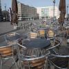 Ein leeres Café am Berliner Alexanderplatz.