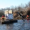 Hechtsprung in die eisigen Fluten: Ein Floss der Wasserwacht Schwabmünchen begleitete die Teilnehmer am Dreikönigsschwimmen. 