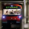 Eine vollautomatische U-Bahn in Nürnberg fährt in einen Bahnhof ein.