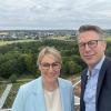 Wissenschaftsminister Markus Blume und Augsburgs OB Eva Weber auf dem Dach der Uniklinik.