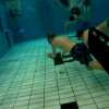 Schläger voraus und dann ab zum Puck auf dem Boden des Schwimmbeckens. Wer lange die Luft anhalten kann, ist beim Unterwasserhockey klar im Vorteil.