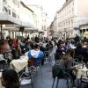 Menschen sitzen in einem Café in Rom nachdem die Corona-Maßnahmen gelockert wurden.