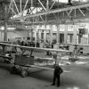 Ein Bild von der Reihenfertigung von Doppeldeckern 1926 in einer Halle der Bayerischen Flugzeugwerke in Augsburg. 