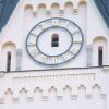 Ohne Zeiger präsentiert sich derzeit die Uhr auf dem Turm der Hofstettener Pfarrkirche St. Michael.  