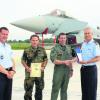 In feierlichem Rahmen überreichte Generalmajor Dieter Naskrent dem Jagdgeschwader 74, in Person von (von links) Kommodore Andreas Pfeiffer, Flugplatzmeister Arthur Ilk und Flugsicherheitsoffizier Klaus Schneider, eine Urkunde und den Pokal für zehnjährige Unfallfreiheit. Fotos: Habermeier, Böhm