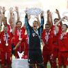 Hoch die Hände, Meisterfeier: Der FC Bayern stand im Juni zum achten Mal nacheinander an der Spitze der Bundesliga. 	