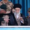 Sinnbild der verknöcherten iranischen Theokratie: der Oberste Führer Ajatollah Ali Chamenei mit Kommandeuren der Streitkräfte. Chamenei steht exemplarisch für die kompromisslose, auch auf reinen Machterhalt fokussierte Führung des Landes. 