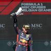 Formel-1-Pilot Max Verstappen vom Team Red Bull Racing feiert seinen Sieg.