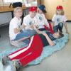 Gekonnte Verletztenbetreuung demonstrierten Linda Schwarz, Leona Stolberg, Nadine Mück und Lea Hofmann, die sich beim Kreiswettbewerb des Jugendrotkreuzes um Mirko Halter kümmerten.  