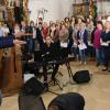 Eric Bond leitete den Gospel-Workshop und bildete in wenigen Stunden mit Frauen und Männern unterschiedlicher Gesangsgruppen einen großen Chor.  	