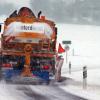 Der Fahrer eines Winterdienstfahrzeugs hat am Sonntagmorgen einen leblosen Motorradfahrer im Landkreis Unterallgäu gefunden.