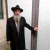Rabbi Shneur Trebnik am Eingang der Ulmer Synagoge. Kann die schwere Milchglastür ein Massaker verhindern?