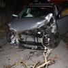 Eine 18-Jährige hat in der Nacht zum Sonntag in Aichach einen Unfall gebaut. Die junge Frau war laut Polizei betrunken. Sie überfuhr einen Baum und eine Verkehrsinsel, brach mit ihrem Wagen durch einen Zaun und prallte gegen die Wand eines Wohngebäudes an der Altvaterstraße.