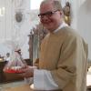 Ein Begrüßungsgeschenk hat der neue Westendorfer Diakon Sebastian Schmidt von seiner Gemeinde bekommen.  	