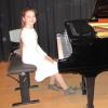 Alina Gehl aus Offingen hat allen Grund zum Strahlen: Beim Regionalwettbewerb Jugend musiziert in Neu-Ulm hat die Neunjährige sich am Klavier die volle Punktzahl erspielt. 	 	