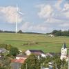 Auf einer Anhöhe über Wittesheim steht seit 2002 das älteste Windrad im Donau-Ries-Kreis. Nun steht fest: Der Rotor wird sich über das Ende der Einspeisevergütung hinaus drehen - zumindest vorerst.