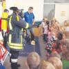 Schulkinder und Feuerwehr im Kindergarten Inchenhofen