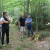 Den Ausführungen von Ludwig Pertl (rechts) folgten beim Waldbegang unter anderem sein Nachfolger Michael Lang (links) und Bürgermeister Erwin Karg. 