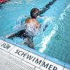 Viele Kinder-Schwimmkurse in Sommerferien sind ausgebucht ausgebucht. 