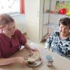 Lilli Müller hat ihr FSJ in der Pflegeeinrichtung IllerVita in Illertissen gemacht. Hier ist sie mit Bewohnerin Martha Hatzelmann zu sehen.