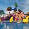 Auf dem Matschpfützen-Wasserspielplatz warten sprudelnde Brunnen und Wasserrutschen.