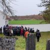 Groß war das Interesse an der Führung von Erika Spielvogel auf dem jüdischen Friedhof östlich von Krumbach.