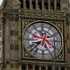 Die Nationalflagge Großbritanniens weht vor dem Big Ben in London.