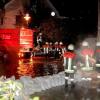 Die Feuerwehr arbeitet am Sonntag an einer überfluteten Strasse in Zell (Unterallgäu). Nach einem schweren Gewitter mit Hagel, Sturm und Starkregen sind zahlreiche Keller im Unterallgäu mit Wasser voll gelaufen. Straßen wurden überflutet, und etliche Bäume knickten um. 