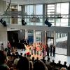 Über 200 Gäste kamen am Donnerstag zur Einweihung der neuen Vinzenz-Pallotti-Schule am Friedberger Volksfestplatz. Zur Begrüßung in der Aula sang der Schülerchor.