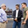 Für "Departed" gab es 2007 Oscar-Ehren für den besten Film, Regie, Schnitt und adaptiertes Drehbuch. Regisseur Scorsese bei den Dreharbeiten im Gespräch mit Leonardo DiCaprio (Mitte) und Matt Damon.