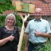 Sabine Heß und ihr Mann Roland wurden vom Landesbund für Vogel- und Naturschutz in Bayern mit der Auszeichnung „Vogelfreundlicher Garten“ geehrt.